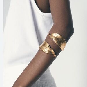 Zara NWT textured leaf bracelet golden 1856/218